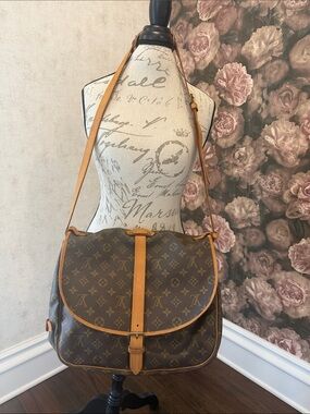 Louis Vuitton Monogram Canvas Saumur 35 Shoulderbag.
